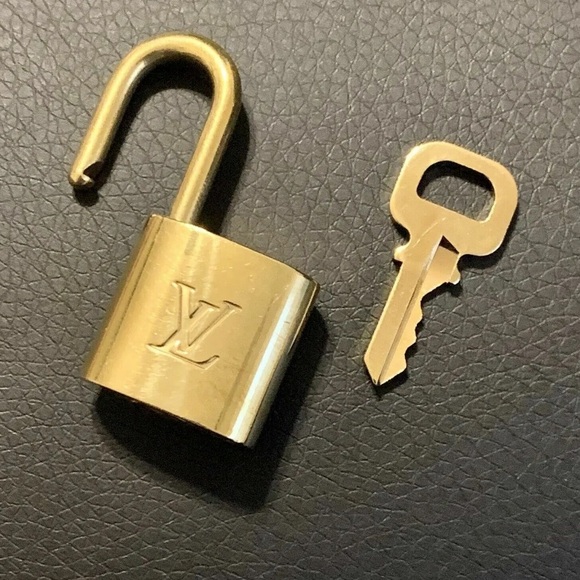 ❤️*AUTH*. LV LOCK AND KEY WITH LUGGAGE TAG❤️ - Picture 5 of 10